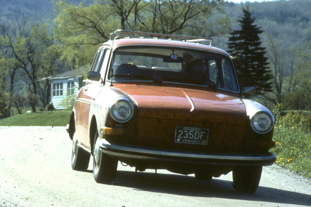 1980 Oferta y demanda un coche circula por la calle